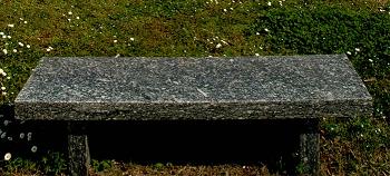 Una tipica panchina in pietra da giardino